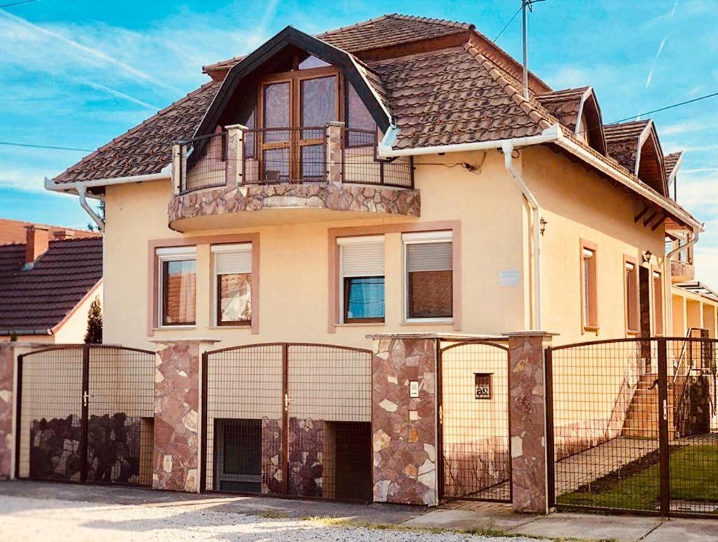 Aranylo Apartmanhaz ไฮจ์ดุสโซบอสโล ภายนอก รูปภาพ
